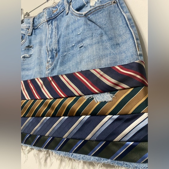 Sat in Tie Mini - Picture 5 of 7